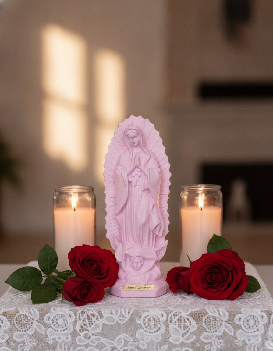 Virgen de Guadalupe rosa en un altar con veladoras