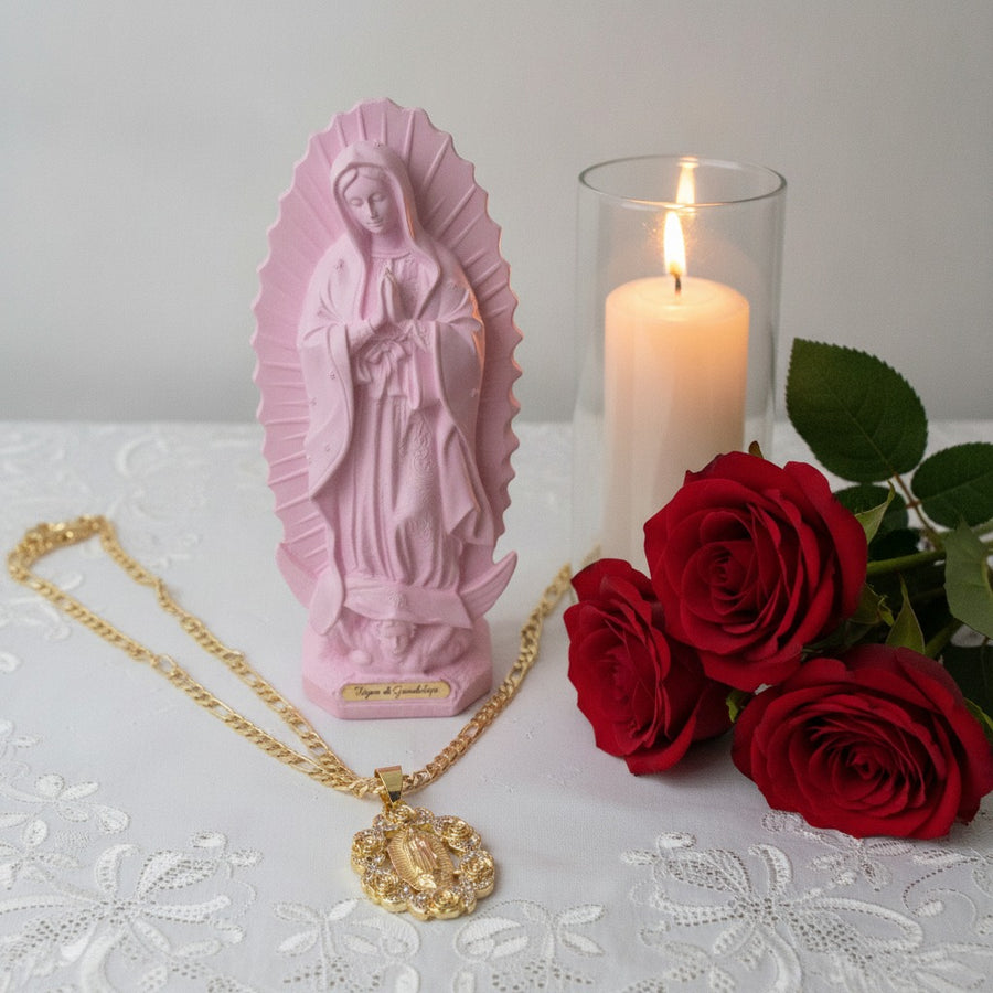 Medalla de la Virgen junto a la escultura